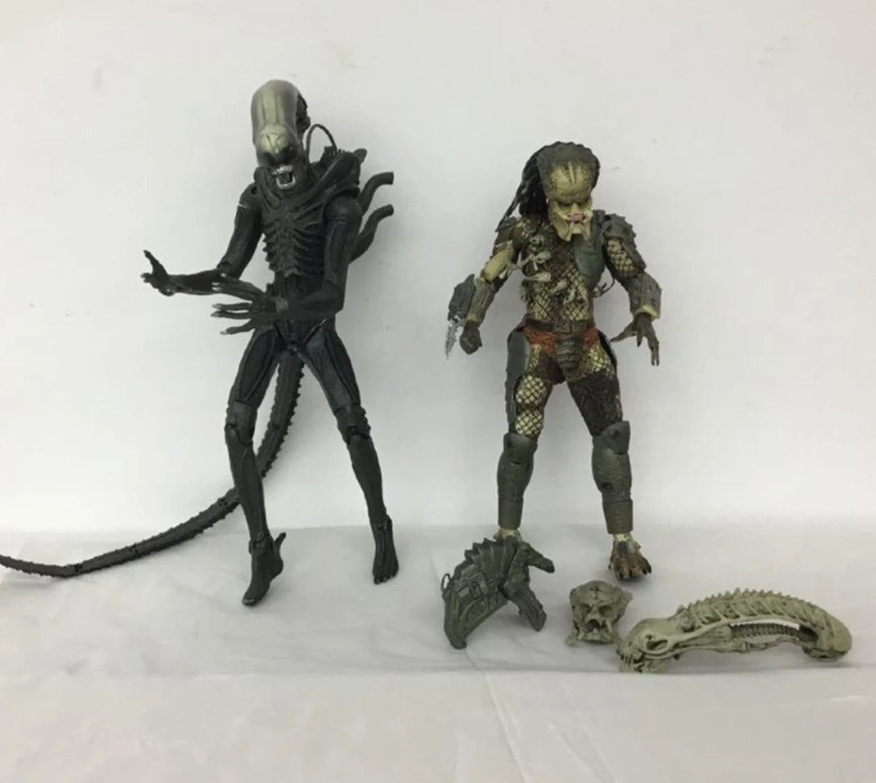 NECA 2pcs/set Alien Vs Predator PVC Collection Figure Toys 21cm