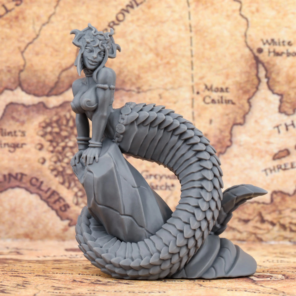Fantasy Maneater Beauty Miniature, Femme Fatale Model for TTRPG Campaigns, Ideal Accessory for Tabletop Diorama Scenes