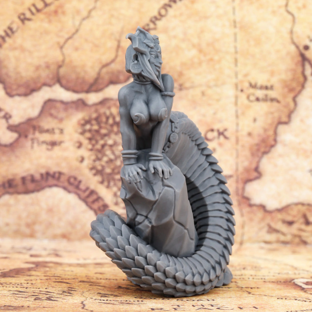 Fantasy Maneater Beauty Miniature, Femme Fatale Model for TTRPG Campaigns, Ideal Accessory for Tabletop Diorama Scenes
